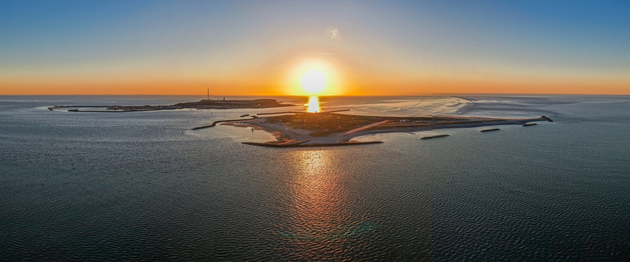 Sonnenuntergang über Helgoland und der Düne aus der Luft